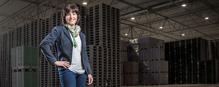 Anna Elgh, vd svenska returssystem- Lastpallar i bakgrunden.