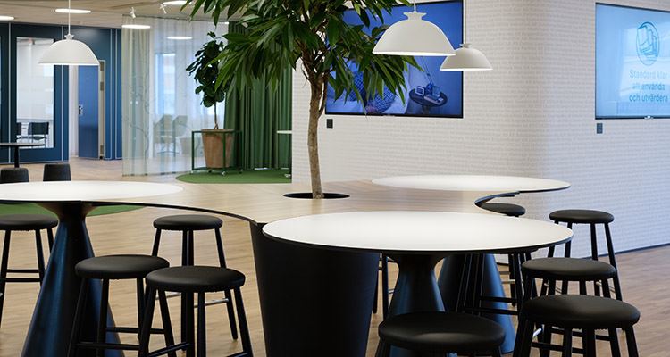 miljöbild från sis konferens - stort rum med mycket ljusinsläpp