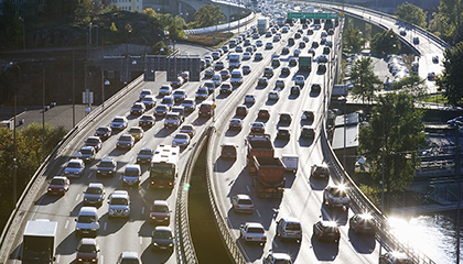 Foto av bilar som kör på Essingeleden i Stockholm
